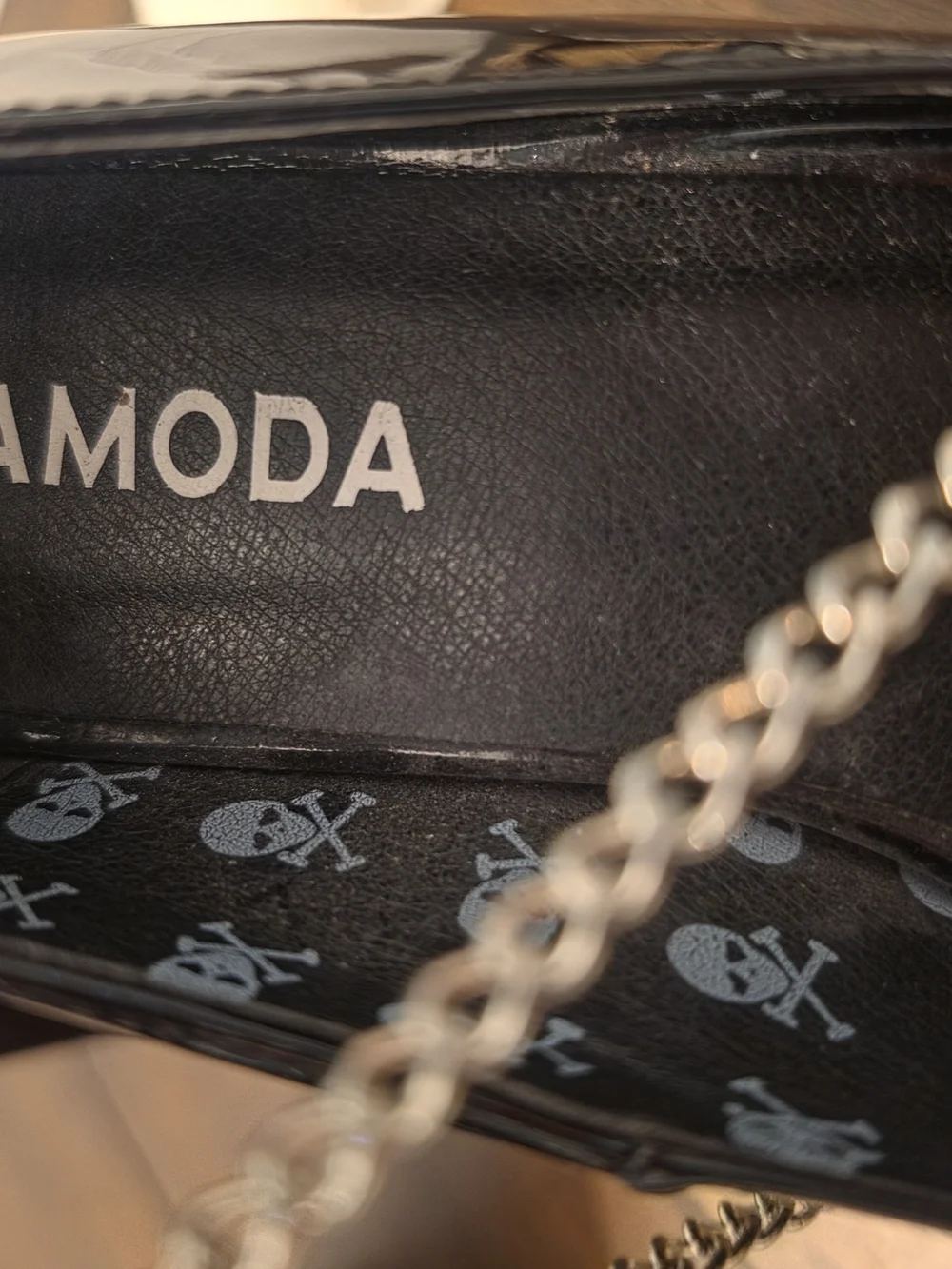 Lamoda glossy black